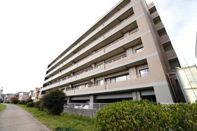 【外観】 | 【上質リフォーム】藤和ハイタウン古市 | 【耐震性】
耐震性の高さを判断するポイントは、
建築確認申請日が1981年6月1日以降の
新耐震基準に適合しているかどうか。
震度６程度の大地震でも
建物が崩壊しないレベルが基準になりました。