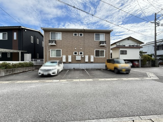 シャルマンの駐車場