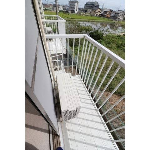 岐阜市下奈良３丁目のアパートのバルコニー
