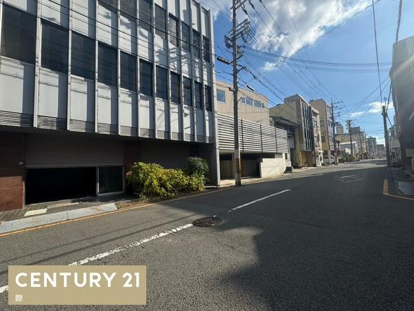 和歌山市湊本町１丁目のビルの前面道路含む現地写真