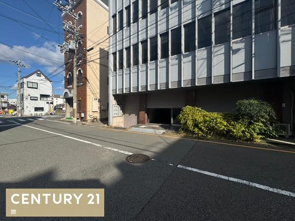 和歌山市湊本町１丁目のビルの前面道路含む現地写真