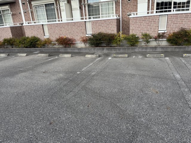 ラフレシールＨの駐車場