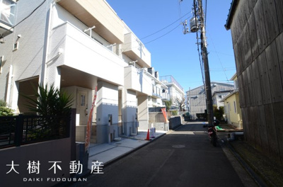 【前面道路含む現地写真】 | 座間市小松原２丁目 新築戸建て 全2棟【仲介手数料無料】 | 宅地建物取引士による不動産のご説明・現地のご案内、住宅金融普及協会住宅ローンアドバイザーが住宅ローンのアドバイスから融資実行までのお手伝いをしっかりサポートします♪