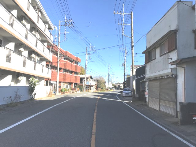 『北坂戸駅』まで15分。県道に面する住宅用地・店舗用地として検討可能な売地の前面道路含む現地写真
