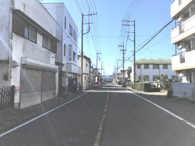『北坂戸駅』まで15分。県道に面する住宅用地・店舗用地として検討可能な売地の前面道路含む現地写真