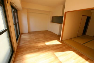 【居間・リビング】 | グランパス曽根 | ※同タイプの写真となり、実際のお部屋とは異なる場合があります