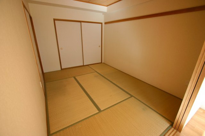 【寝室】 | グランパス曽根 | ※同タイプの写真となり、実際のお部屋とは異なる場合があります