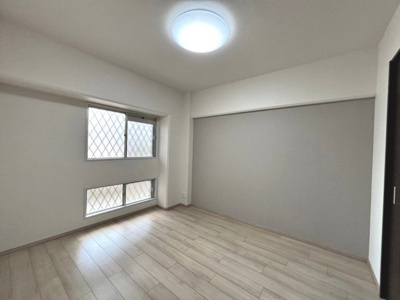 【内装】 | エバーグリーン金岡壱号棟 | 【洋室】クロス・フローリング張替え済！綺麗な壁や床で室内が明るくなりますね！爽やかな気分でお過ごしいただけますよ♪