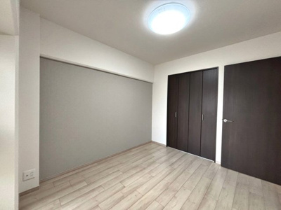 【寝室】 | エバーグリーン金岡壱号棟 | フレスポしんかなまで徒歩９分♪ファミリーマートまで徒歩６分♪スギ薬局まで徒歩５分♪ジョーシンまで徒歩１１分♪お買い物に便利な立地ですね！