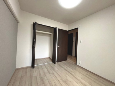 【収納】 | エバーグリーン金岡壱号棟 | クローゼットにはハンガーパイプが付いているので、洋服も綺麗に収納できますね♪