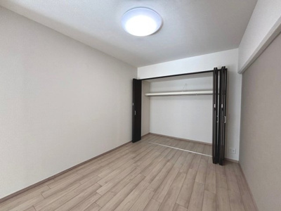 【洋室】 | エバーグリーン金岡壱号棟 | 【クローゼット】お部屋を広く利用するために必須なクローゼットが全洋室に付いています♪もちろんお荷物を収納されても良しの勝手の良いクローゼットは嬉しいですね♪