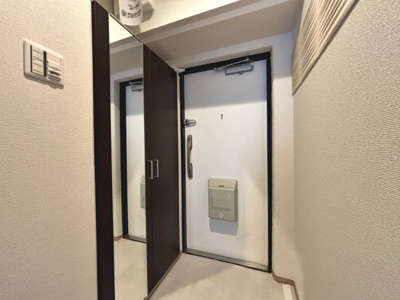 【外観】 | エバーグリーン金岡壱号棟 | 【玄関】大きなシューズボックス付き！姿見があるので、お出かけ前の身だしなみチェックもできますね！