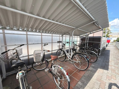 【駐輪場】 | エバーグリーン金岡壱号棟 | 駐輪場に屋根があるので、雨の日に自転車が濡れにくく嬉しいですね！