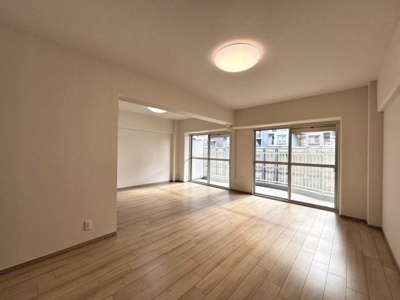 【居間・リビング】 | エバーグリーン金岡壱号棟 | 【南向き日当たり良好】たっぷりの陽光に包まれる明るい住まいです♪是非現地にてご体感ください！