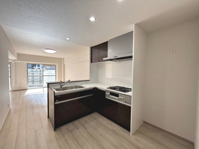 【キッチン】 | エバーグリーン金岡壱号棟 | 【リビング】ＬＤＫは広々約１９．９帖♪大きな窓のあるリビングは、陽光あふれる明るい空間です！居心地良く、ご家族皆がゆったり寛げる憩いの空間となりそうです♪