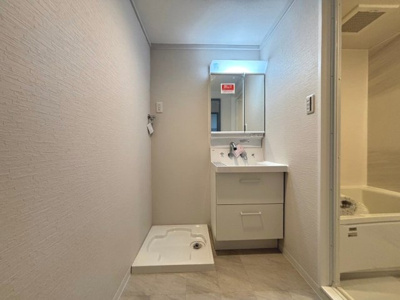 【独立洗面台】 | エバーグリーン金岡壱号棟 | 【シャワー付き洗面台新調】身だしなみを整えるのに重宝するシャワー付きの洗面台です♪洗面台に収納もあるため、整頓しやすいですね！