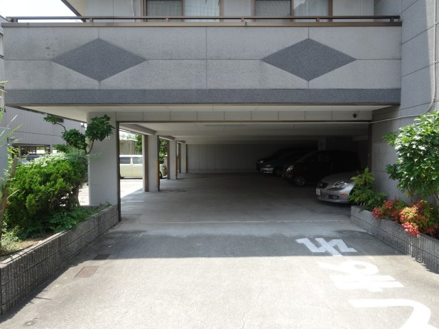 リブェール宝塚の駐車場