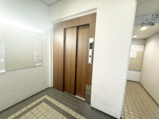 【その他共用部分】 | エレベーター完備のためベビーカーや重い荷物の時も安心。