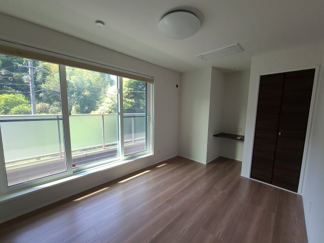 【洋室】 | 宍道町白石中古戸建 | 2Fの明るい洋室です