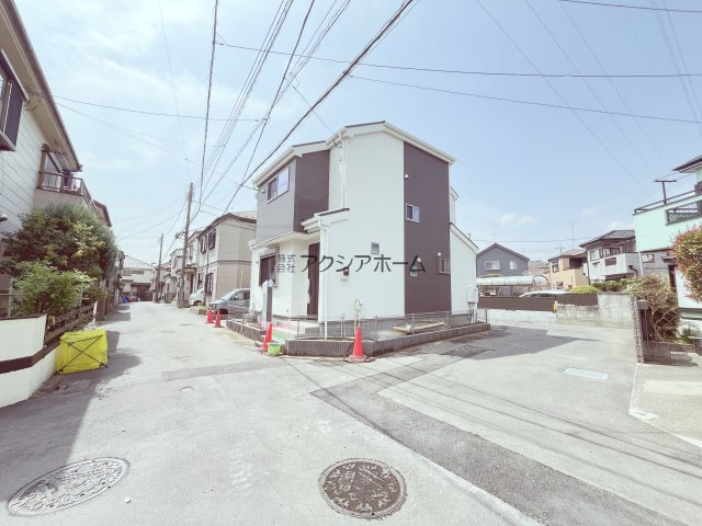 所沢市西狭山ヶ丘1丁目・全1棟　新築一戸建　～全室南向き～の前面道路含む現地写真|3方向道路につき開放感のある立地