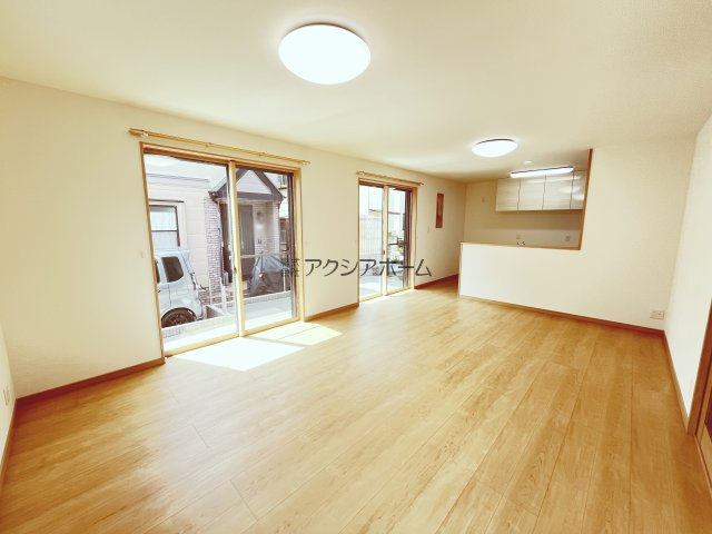 所沢市西狭山ヶ丘1丁目・全1棟　新築一戸建　～全室南向き～の居間・リビング|LDK17帖｜たっぷりの光を取り込み、開放感のある空間