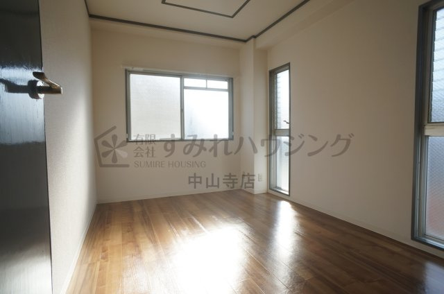 木原マンションの洋室