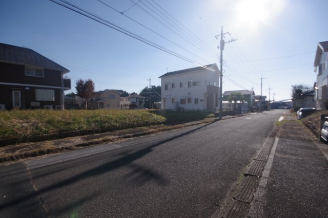 宇都宮市松風台　土地　の前面道路含む現地写真