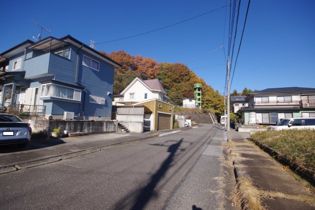 宇都宮市松風台　土地　の前面道路含む現地写真
