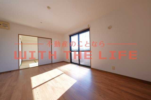 ドミールパーク江崎【10,000円キャッシュバック対象物件】の居間・リビング|使いやすいリビングです