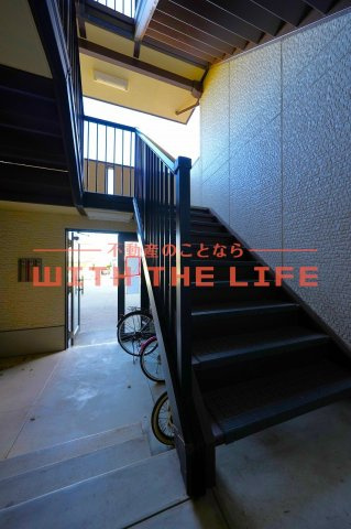 ドミールパーク江崎【10,000円キャッシュバック対象物件】のエントランス|清潔なエントランスです