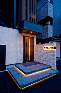 【その他】 | アジュール石津A棟　102号室 | ライトアップされたスタイリッシュな外観