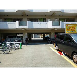 大阪市東淀川区下新庄２丁目の賃貸マンションの駐車場