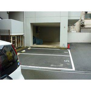 大阪市東淀川区下新庄２丁目の賃貸マンションの駐車場