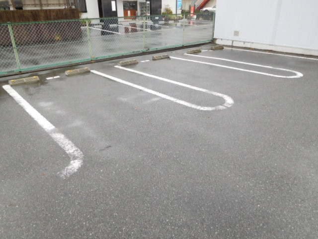 クローバーシャトレの駐車場