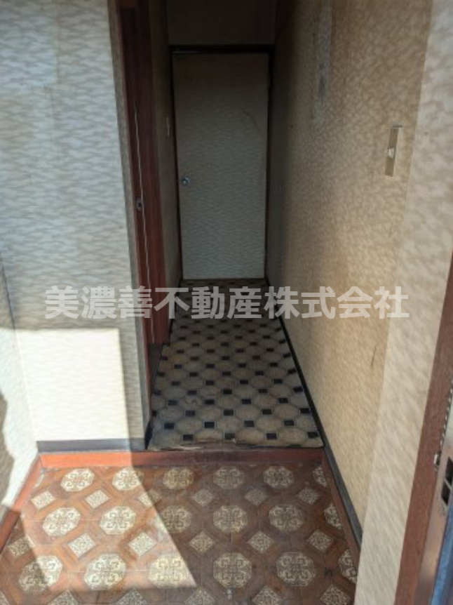 ６４０９６　岐阜市宇佐　区分所有建物の玄関