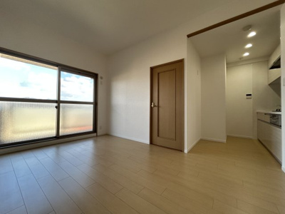 【居間・リビング】 | ワコーレオーキッドプラザ | クロス貼替済で新築気分で生活できます。