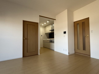 【居間・リビング】 | ワコーレオーキッドプラザ | キッチンが奥にあるので来客時でも生活感がでません。