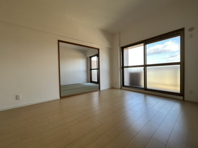 【居間・リビング】 | ワコーレオーキッドプラザ | 和室との続き間になっているので、更に広くお使い頂けます。