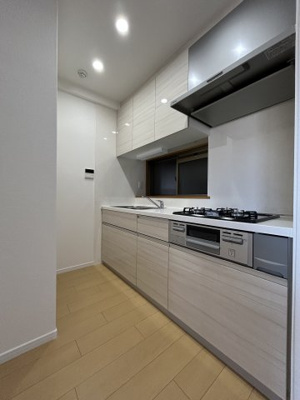 【キッチン】 | ワコーレオーキッドプラザ | 二人並んでの調理も可能な大きなシステムキッチンです。