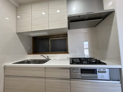 【キッチン】 | ワコーレオーキッドプラザ | 白を基調に清潔感のある収納棚付きです。