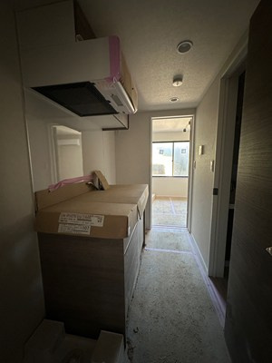 【展望】 | クレージュ | ※施工中※玄関から室内への景観です！キッチンの奥に洋室5.3帖のお部屋があります♪