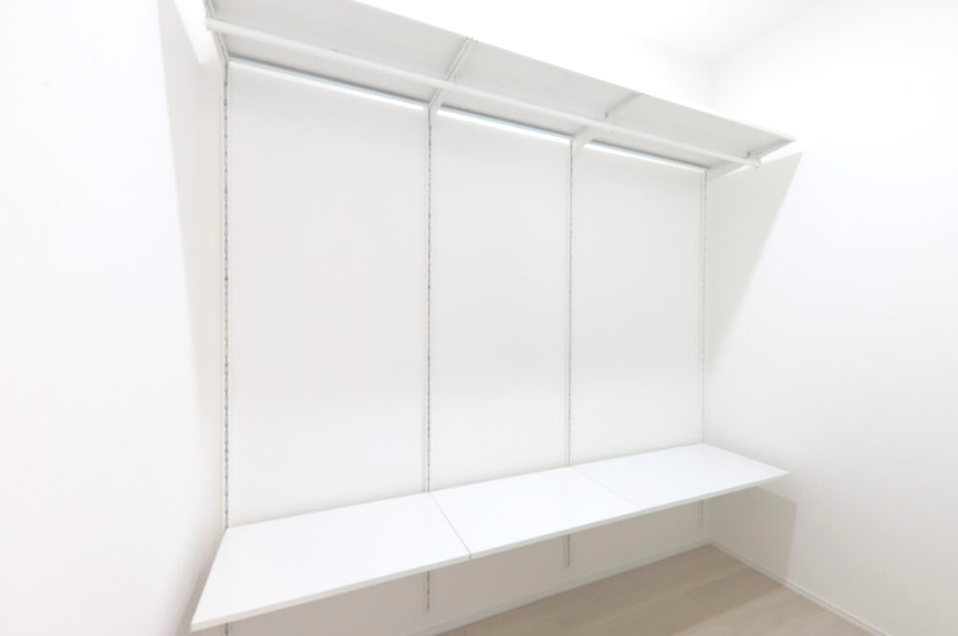 清須市阿原鴨池　新築戸建の収納|広々とした空間で服を種類別に分けて収納したり、ディスプレイのように見せる収納も可能です。
姿見を置いてコーディネートをチェックしたりちょっとした着替えもできる多機能な空間です。