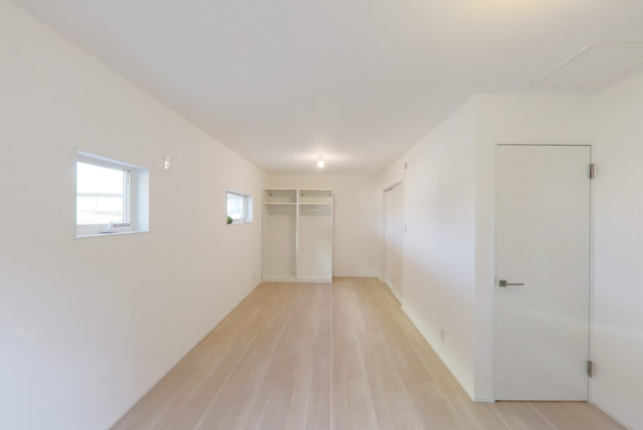 清須市阿原鴨池　新築戸建の洋室|2つの窓から自然光が入り込むため部屋全体が明るく開放感があります。