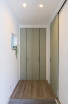 清須市阿原鴨池　新築戸建の玄関|おしゃれで温かみのあるデザインの玄関。
玄関からリビング階段までの動線はくつろぎを邪魔しないように短くシンプルに！