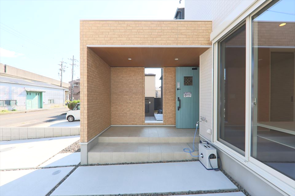 清須市阿原鴨池　新築戸建の玄関|多目的エントランス。
玄関だけでなく、様々な用途に活用できるため、生活スタイルの変化にも柔軟に対応できます。