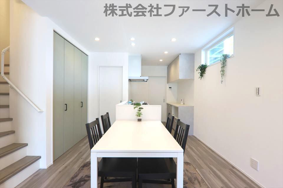 清須市阿原鴨池　新築戸建の玄関|白い壁は光を反射し部屋を明るく見せます。どんな色とも合わせやすいので、インテリアのコーディネートの幅も広がります。