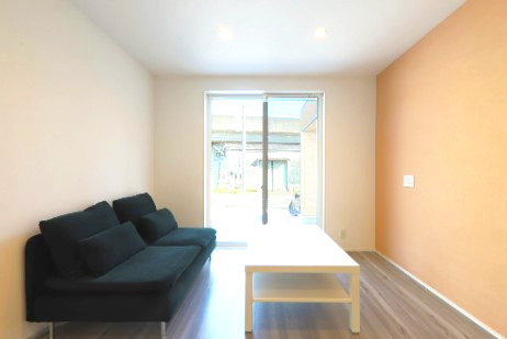 清須市阿原鴨池　新築戸建の居間・リビング|陽当たりが心地の良いリビング空間です。
日中はカーテンを開けて自然な光を取り込みリラックスして過ごしたいですね♪