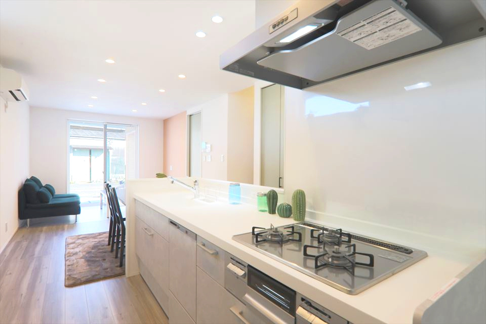 清須市阿原鴨池　新築戸建のキッチン|お料理が楽しくなる機能的で美しいシステムキッチン。広々としたシンクと十分な調理スペースで毎日の家事がスムーズに行えます。食器洗浄乾燥機は高温洗浄により手洗いよりも高い洗浄力と除菌効果が期待できます。