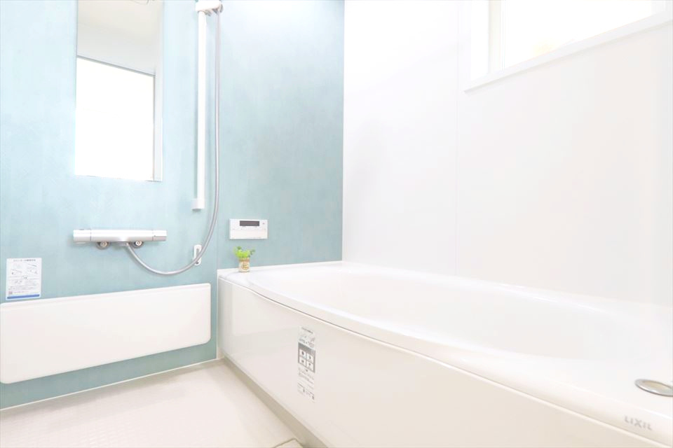 清須市阿原鴨池　新築戸建の浴室|清潔感のある広いホテルのような浴室では足を伸ばしてリラックスできるゆったりとした浴槽を設置！お子様と一緒に入浴することが出来ます♪