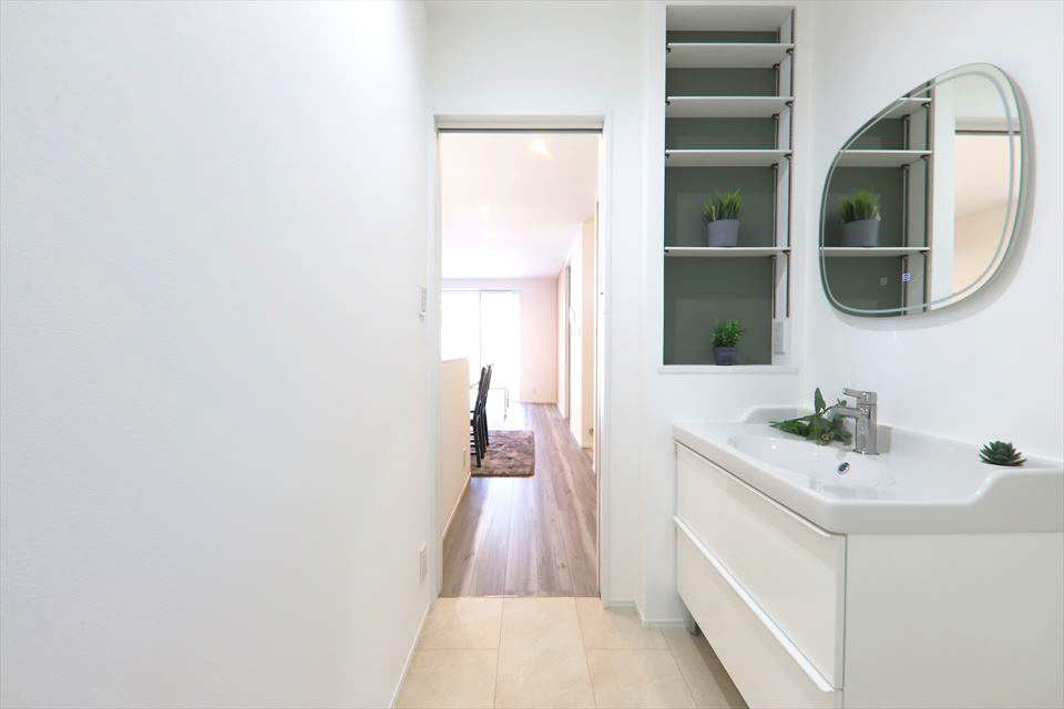 清須市阿原鴨池　新築戸建の独立洗面台|おしゃれなデザインの独立洗面化粧台。家族と時間帯が重なることなくゆっくりと身だしなみを整えられます。